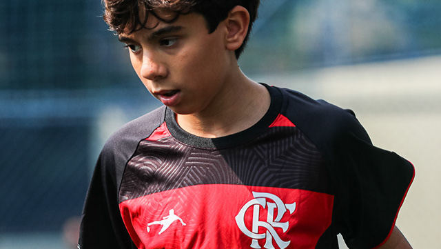 Jovem jogador de futebol em campo